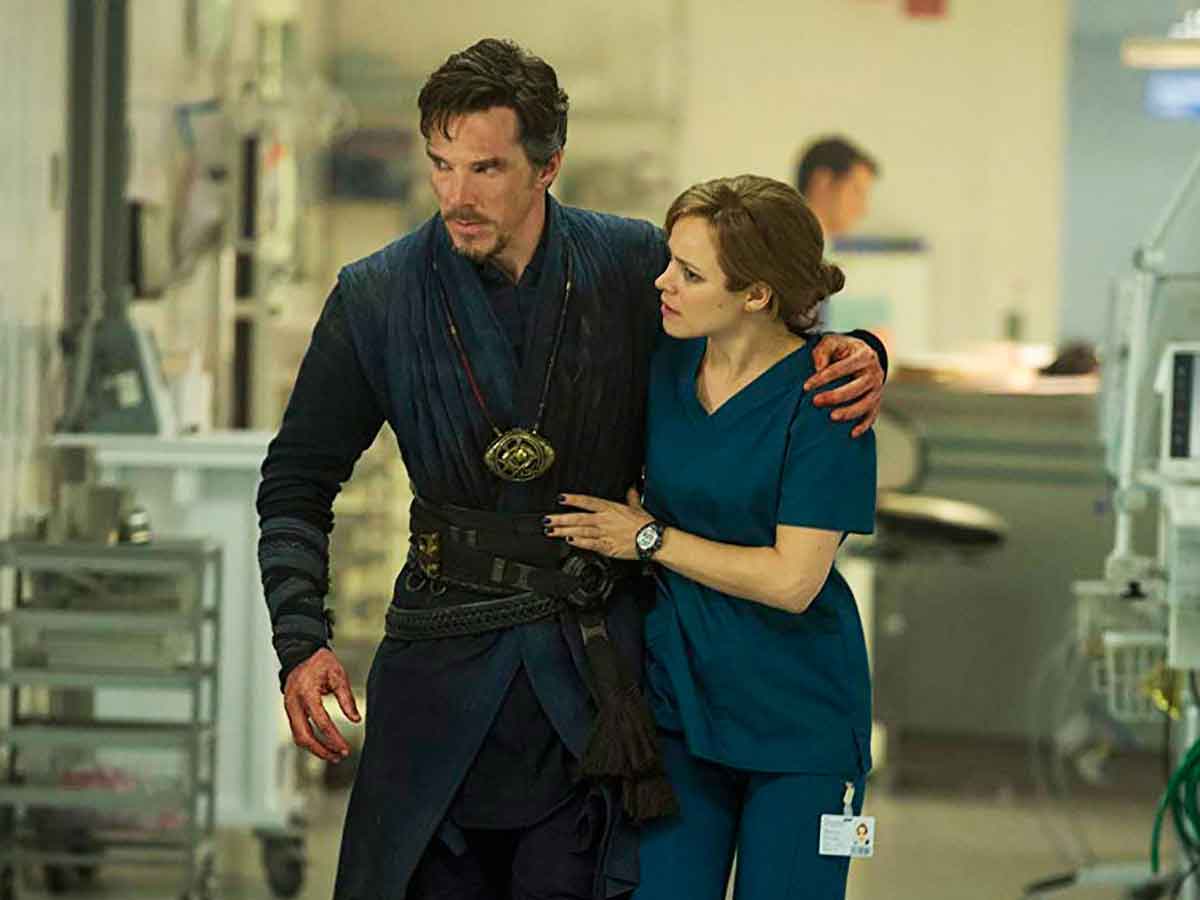 doctor strange (benedict cumberbatch) y la doctora christine palmer (rachel mcadams)