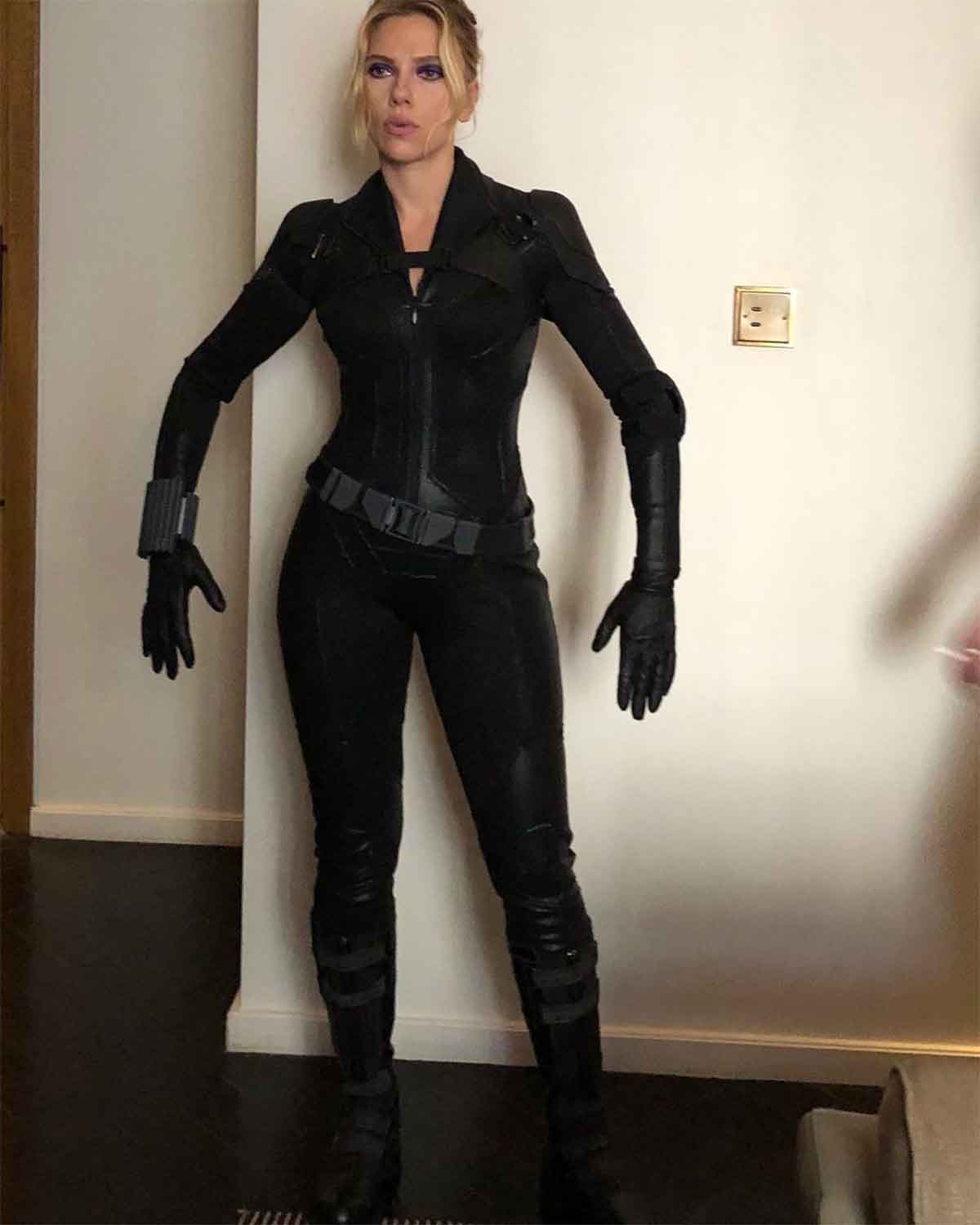 scarlett johansson con el traje original de viuda negra