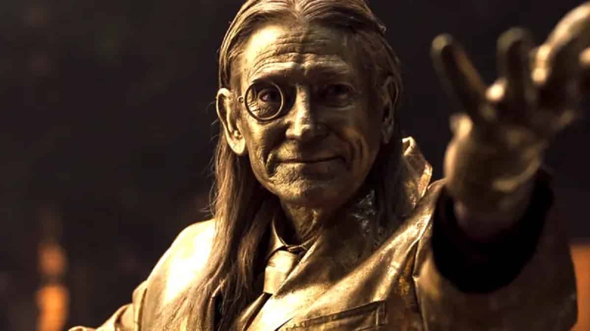 la estatua de bertrand crawley en caballero luna (marvel studios)