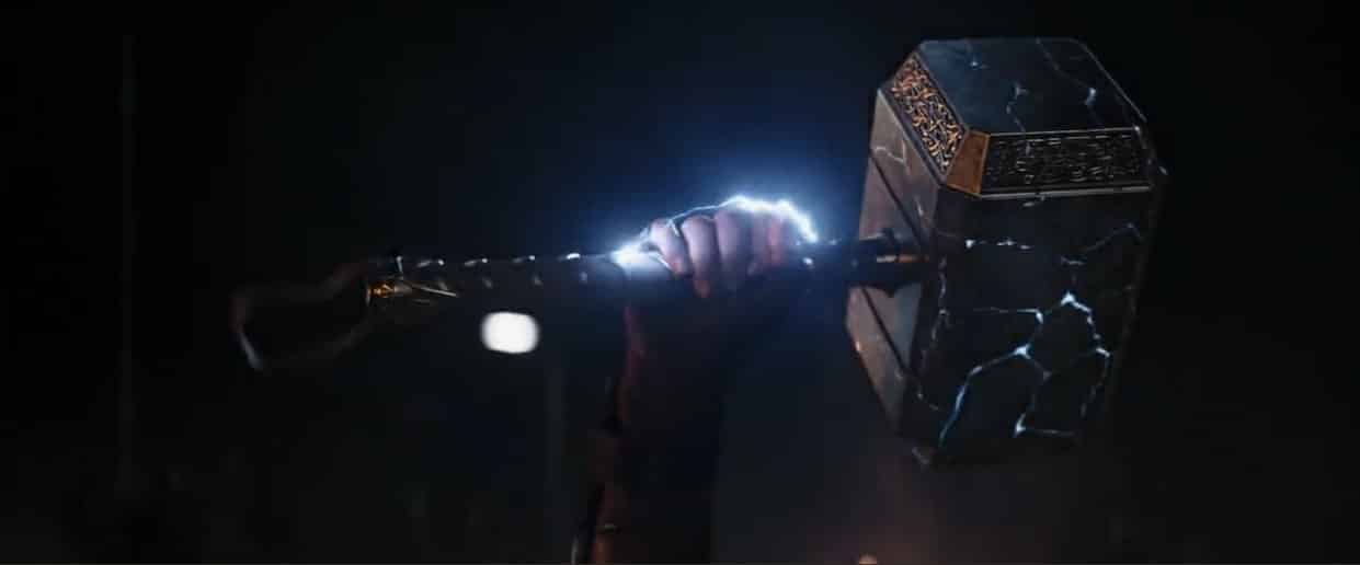 el martillo mjölnir de la diosa del trueno en el tráiler de thor: love and thunder (marvel studios)