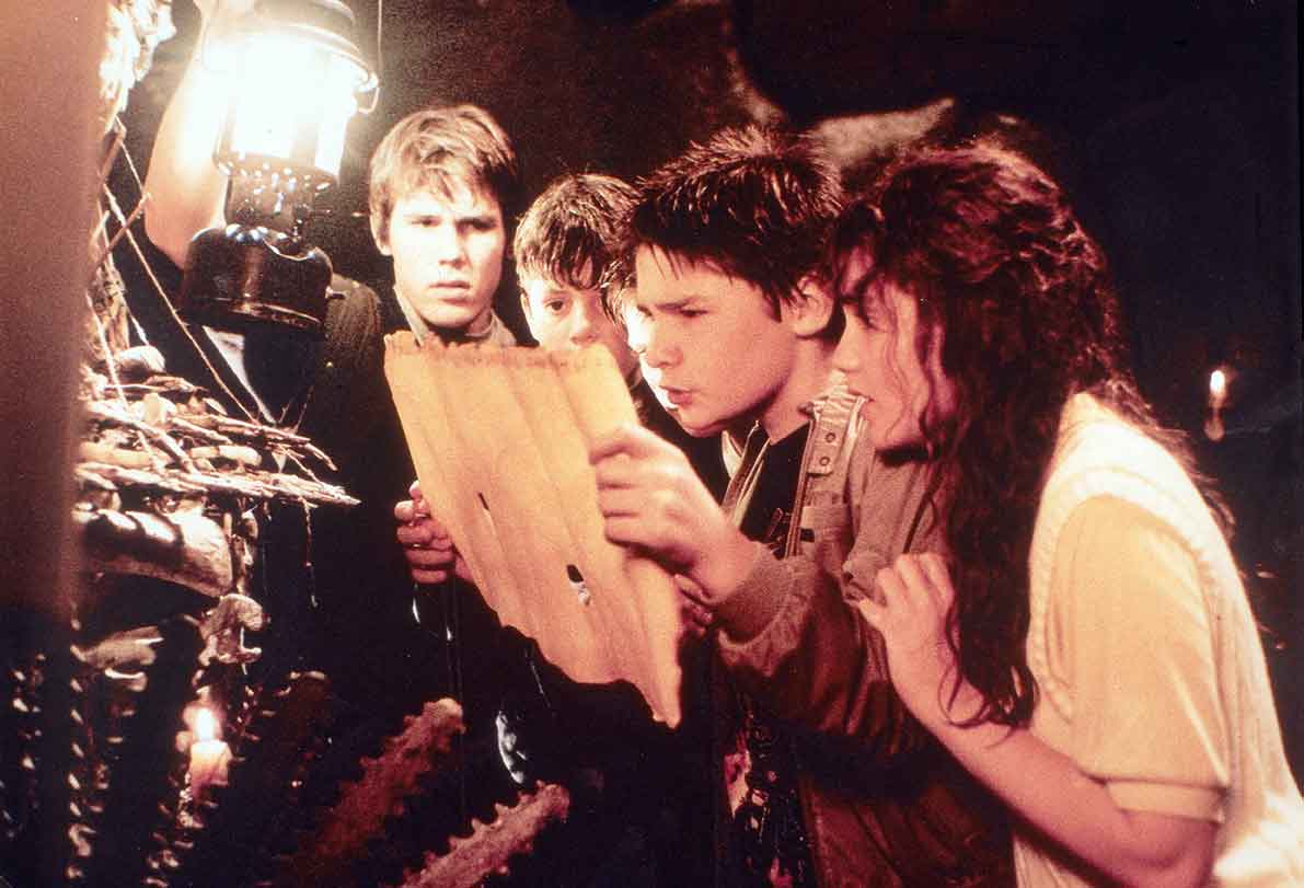 fotograma de la película los goonies, bocazas leyendo un texto del mapa en español