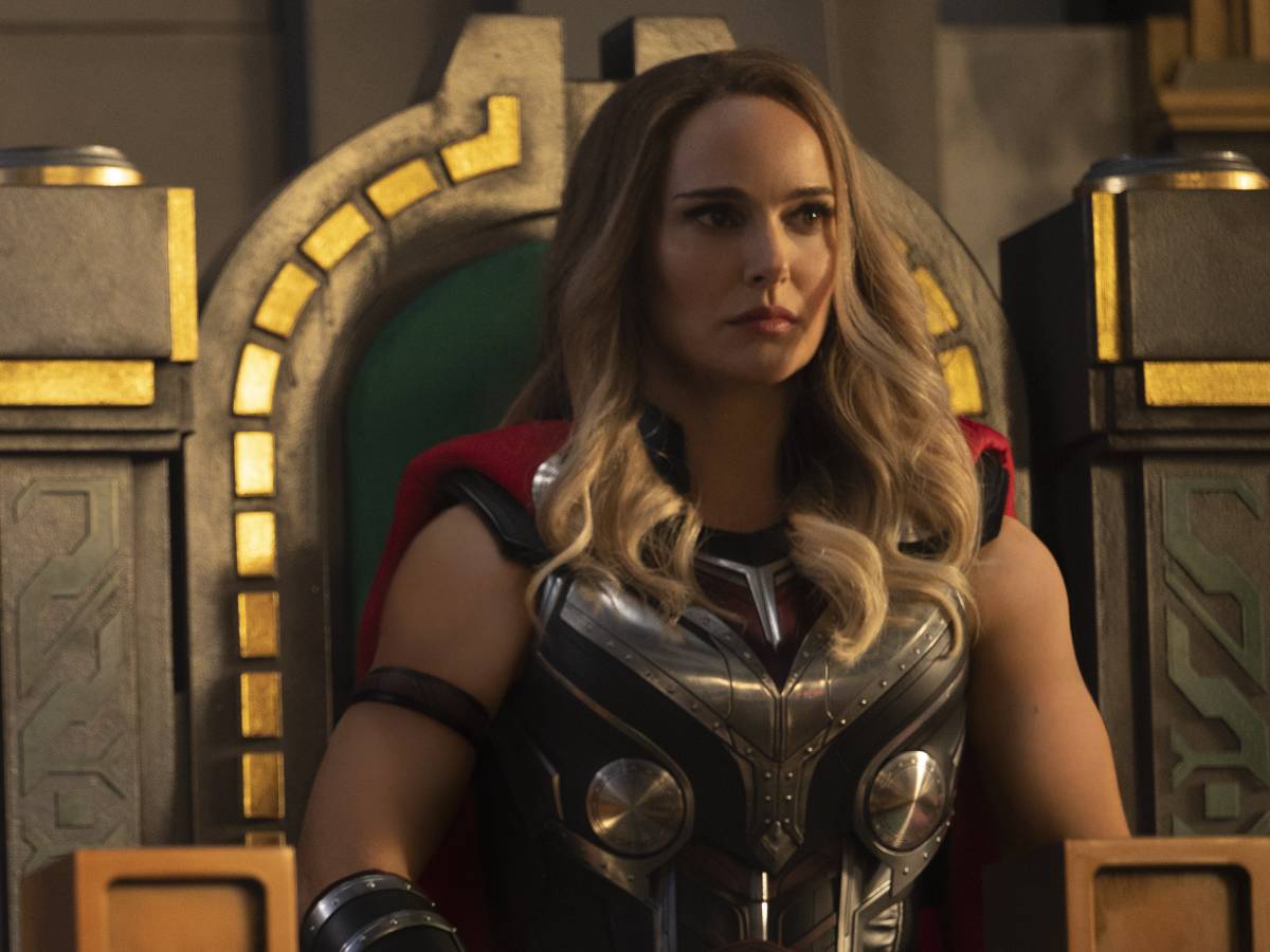 natalie portman como la diosa del trueno en thor: love and thunder
