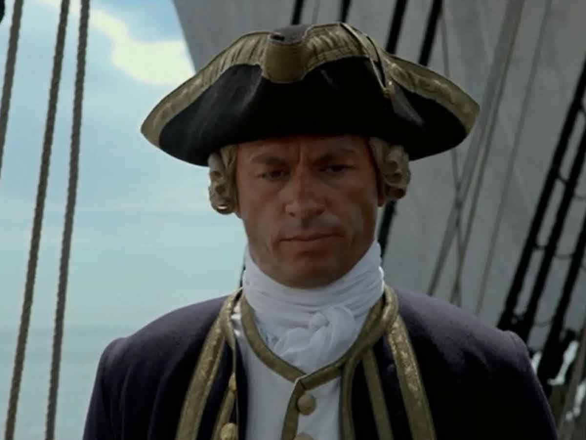 greg ellis como theodore groves en piratas del caribe