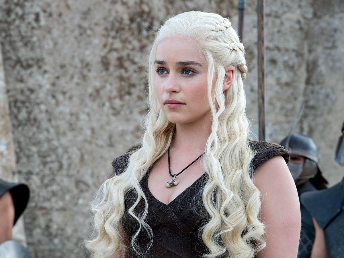 emilia clarke como daenerys targaryen en juego de tronos
