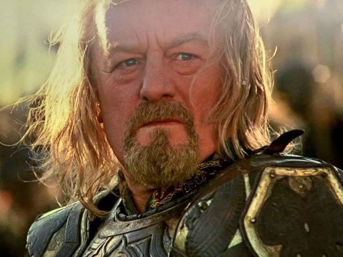 bernard hill como rey theoden en el señor de los anillos y los anillos de poder