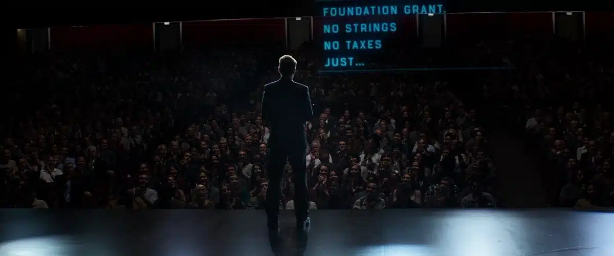 tony presentando la beca de la fundacion septiembre en capitán américa: civil war