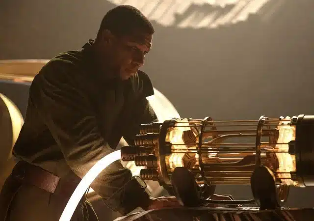 kang observando un misterioso artefacto