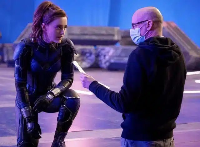 kathryn newton recibiendo instrucciones de peyton reec en el rodaje de ant-man 3