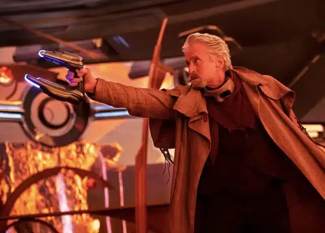hank pym usando un arma