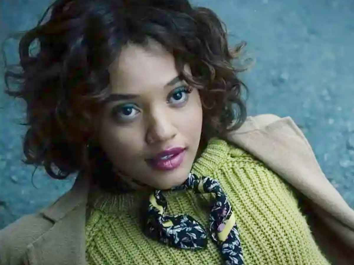 kiersey clemons como iris west en liga de la justicia de zack snyder