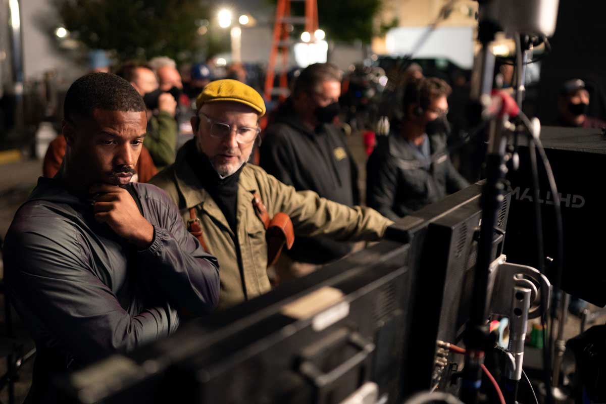 michael b jordan observando los monitores durante el rodaje de creed iii