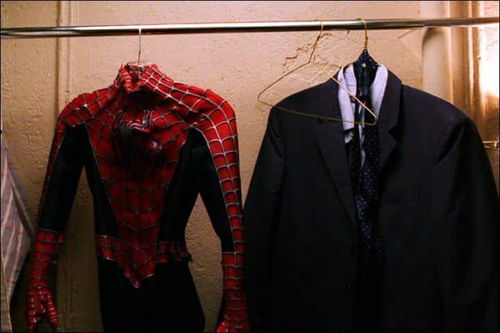 traje de peter parker y de spiderman