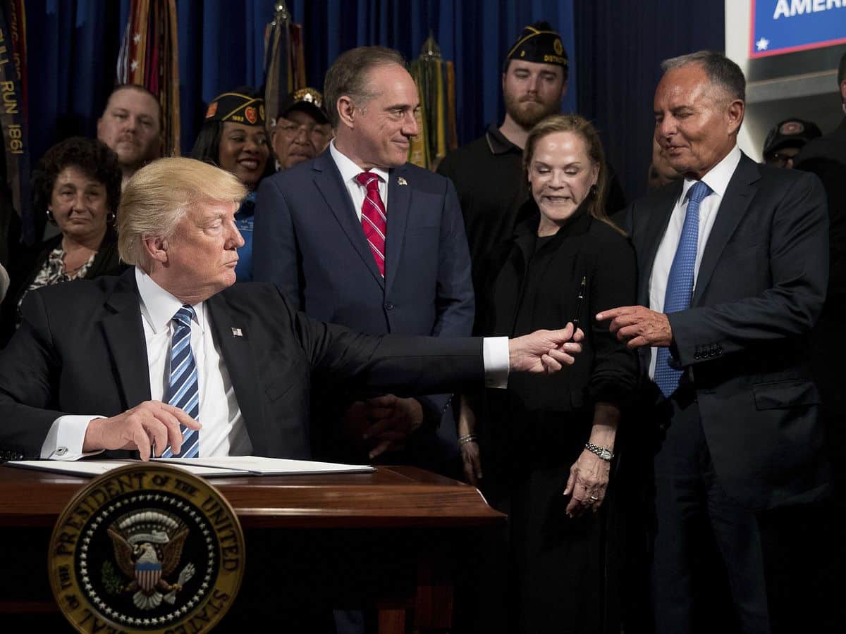 isaac perlmutter junto al ex presidente donald trump