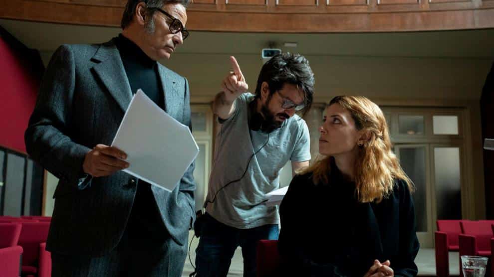 los renglones torcidos de dios detrás de las cámaras. el director dando instrucciones al reparto