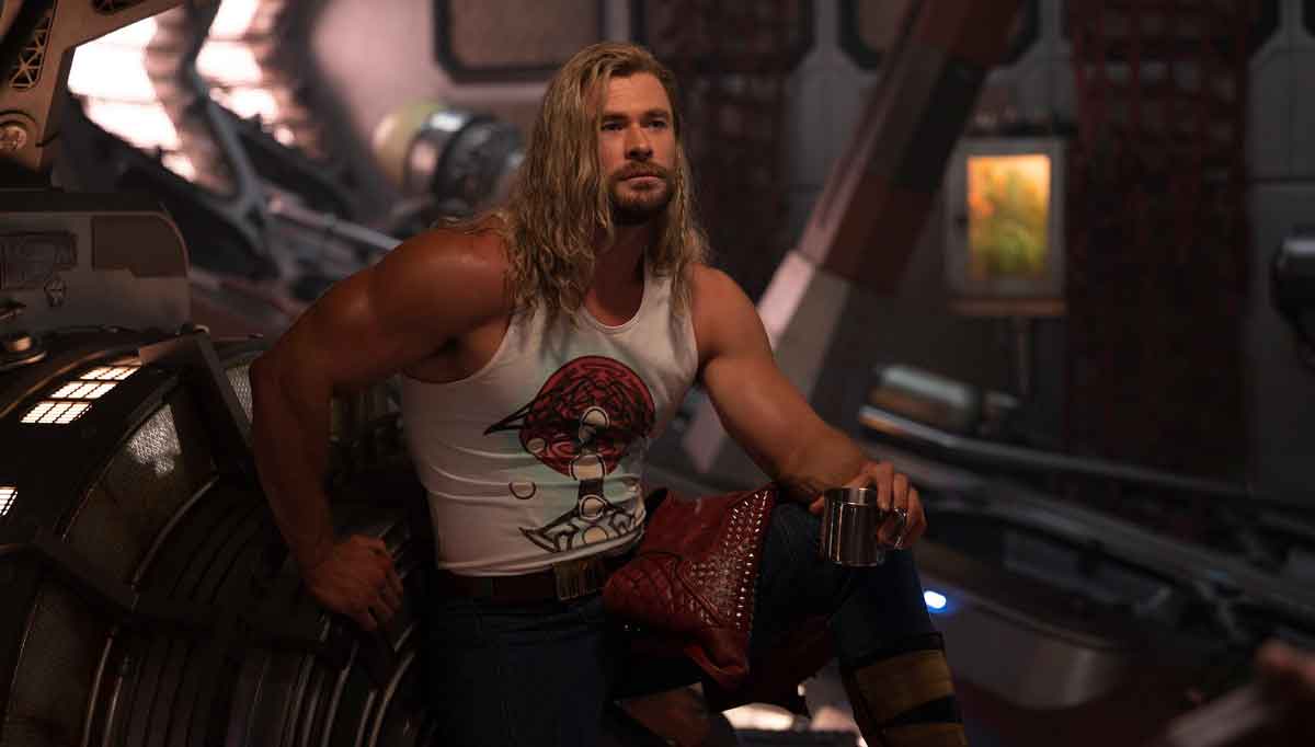 chris hemsworth en un fotograma de thor: love and thunder