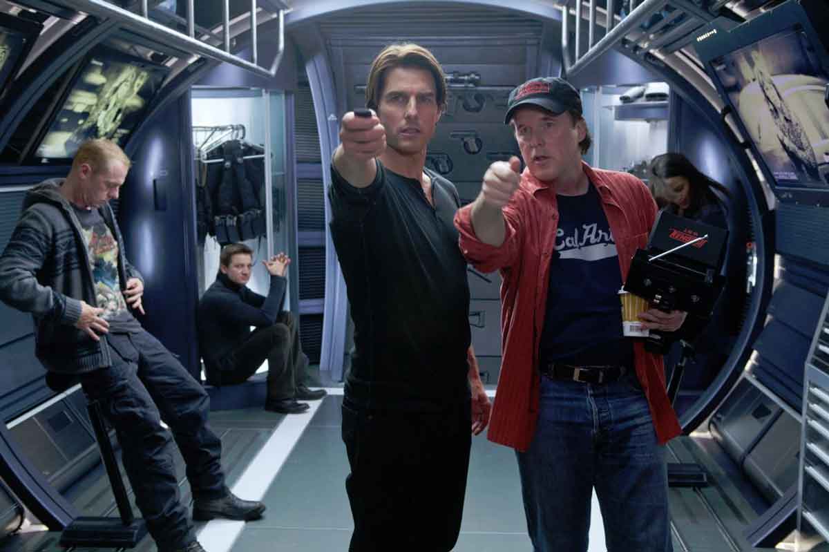 brad bird dando instrucciones a tom cruise en el rodaje de misión imposible 4