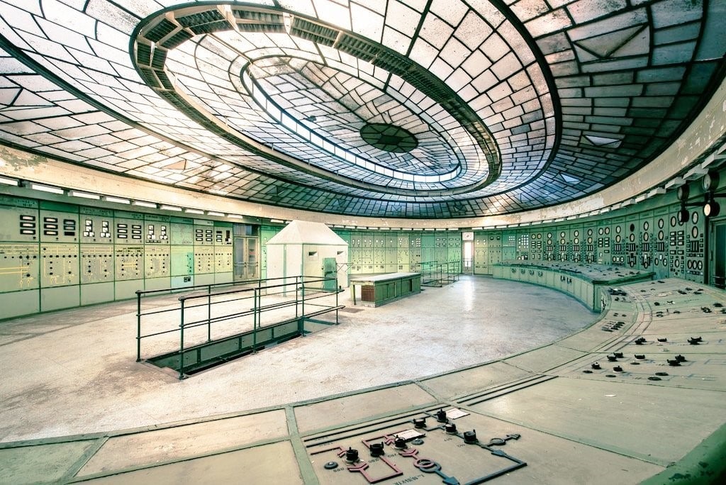 la sala del reactor está inspirada en una central nuclear de budapest 