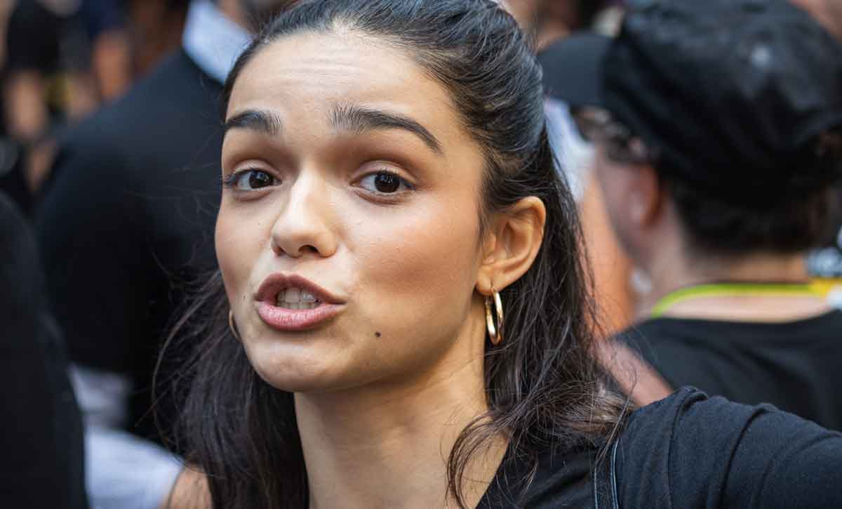 rachel zegler en un piquete de sag aftra