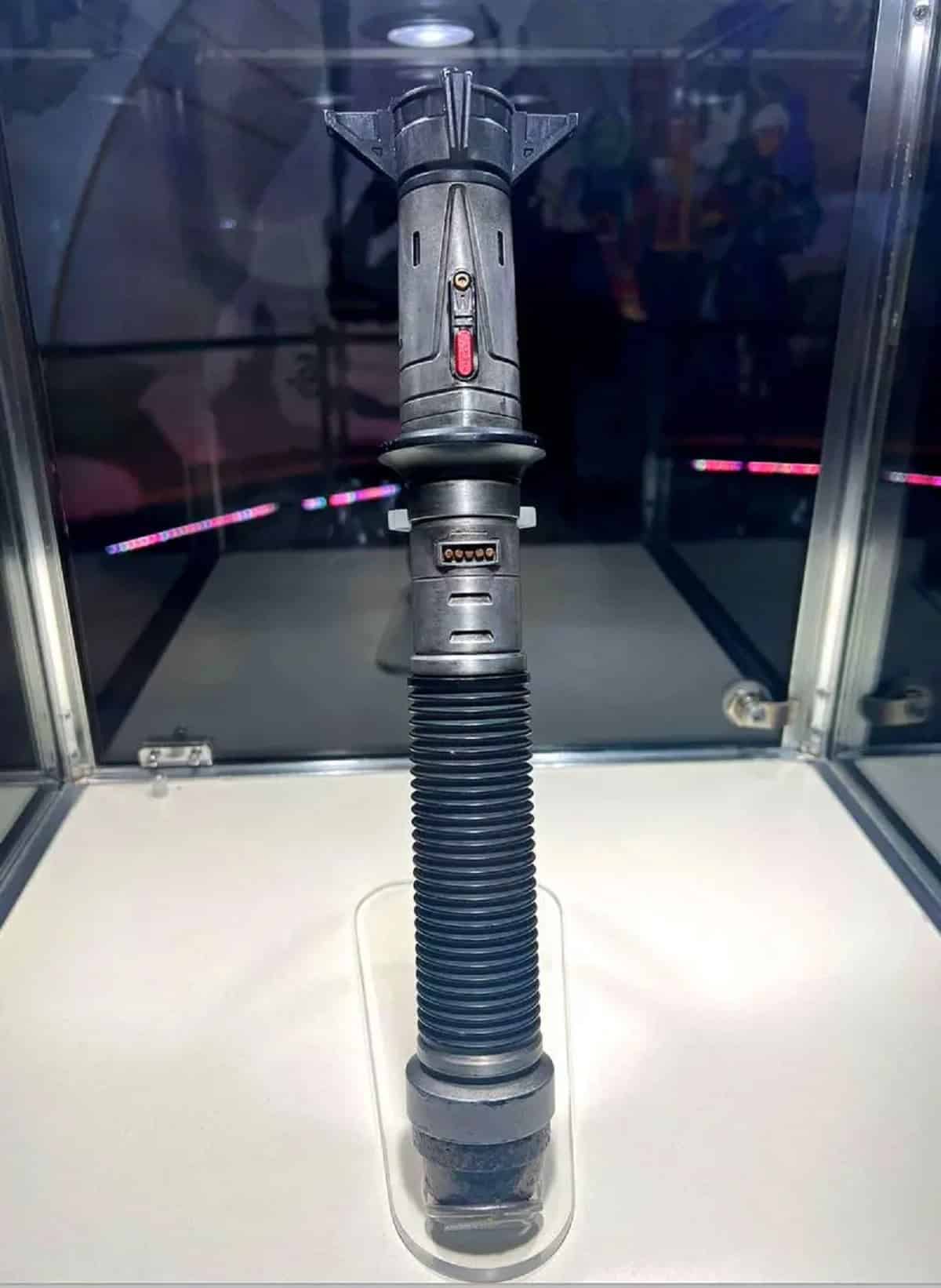 el sable de luz de baylan skoll (ray stevenson) en ahsoka