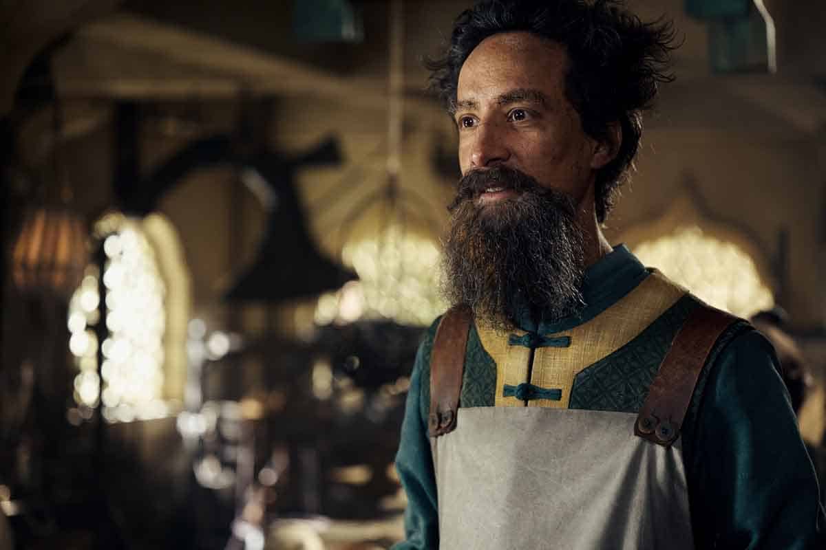 danny pudi as the mechanist in season 1 of avatar: la leyenda de aang. cr. robert falconer/netflix © 2023