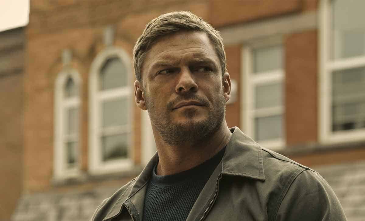 alan ritchson en reacher
