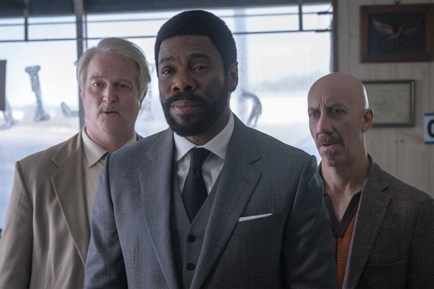 arliss, flint y chieff en una escena de la película dos chicas a la fuga, 2024