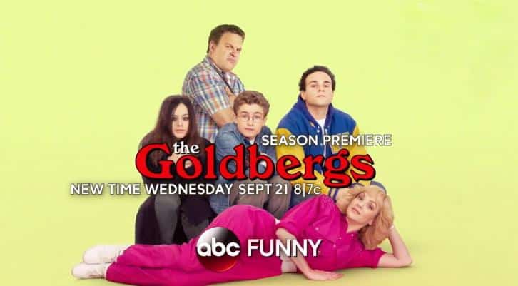 fondo verdoso. la familia golberg posa como los protagonistas del club de los cinco, con el padre arriba, los hermanos en medio y la madre tumbada a los pies de todos