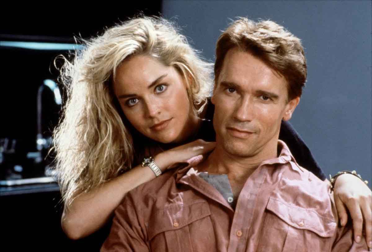 sharon stone junto a arnold schwarzenegger en imagen promocional de desafío total