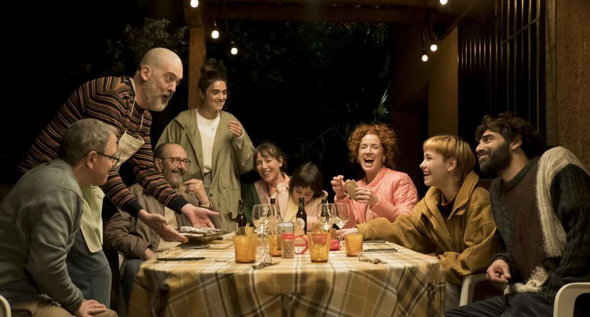 crítica a la casa. una reunión familiar en pantalla.