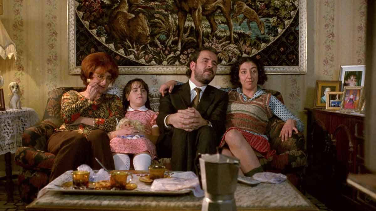 analizamos en cinemascomics la edición especial del blu-ray de crimen ferpecto (2004), la comedia más divertida de álex de la iglesia.