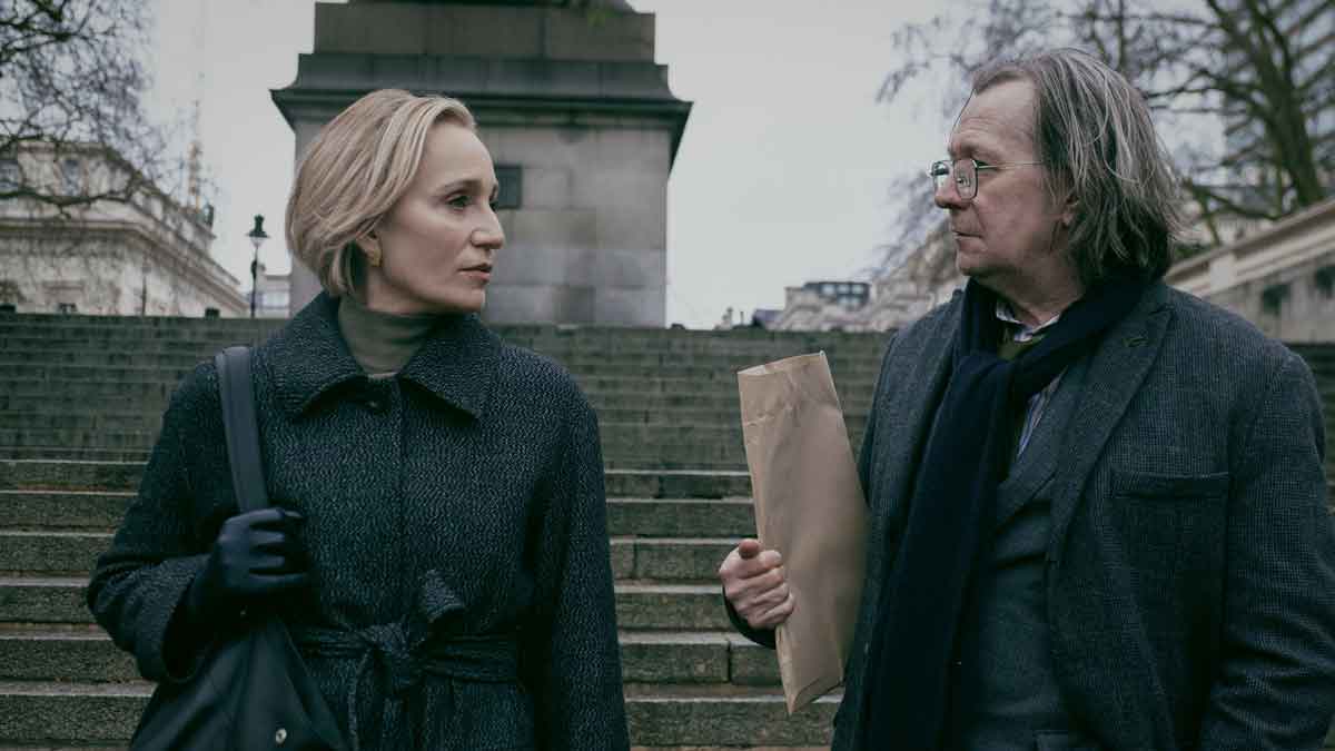 fotograma de slow horses con gary oldman junto a kristin scott thomas