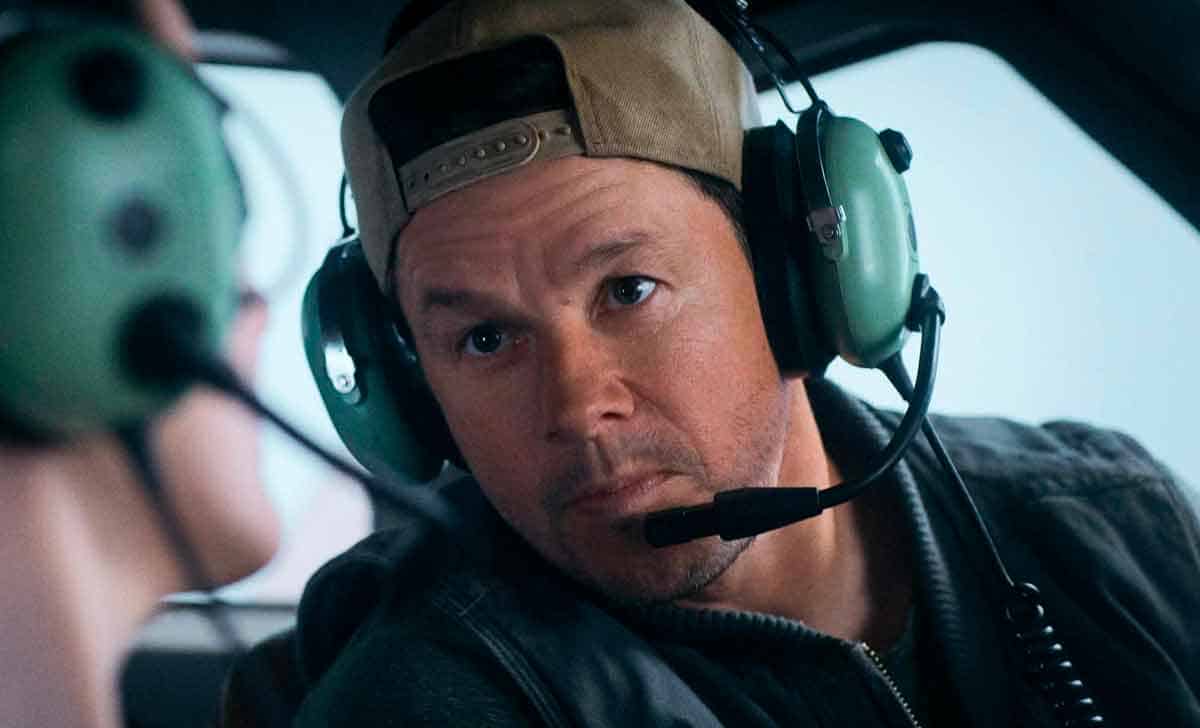 mel gibson dirige a mark wahlberg en el thriller de acción amenaza en el aire