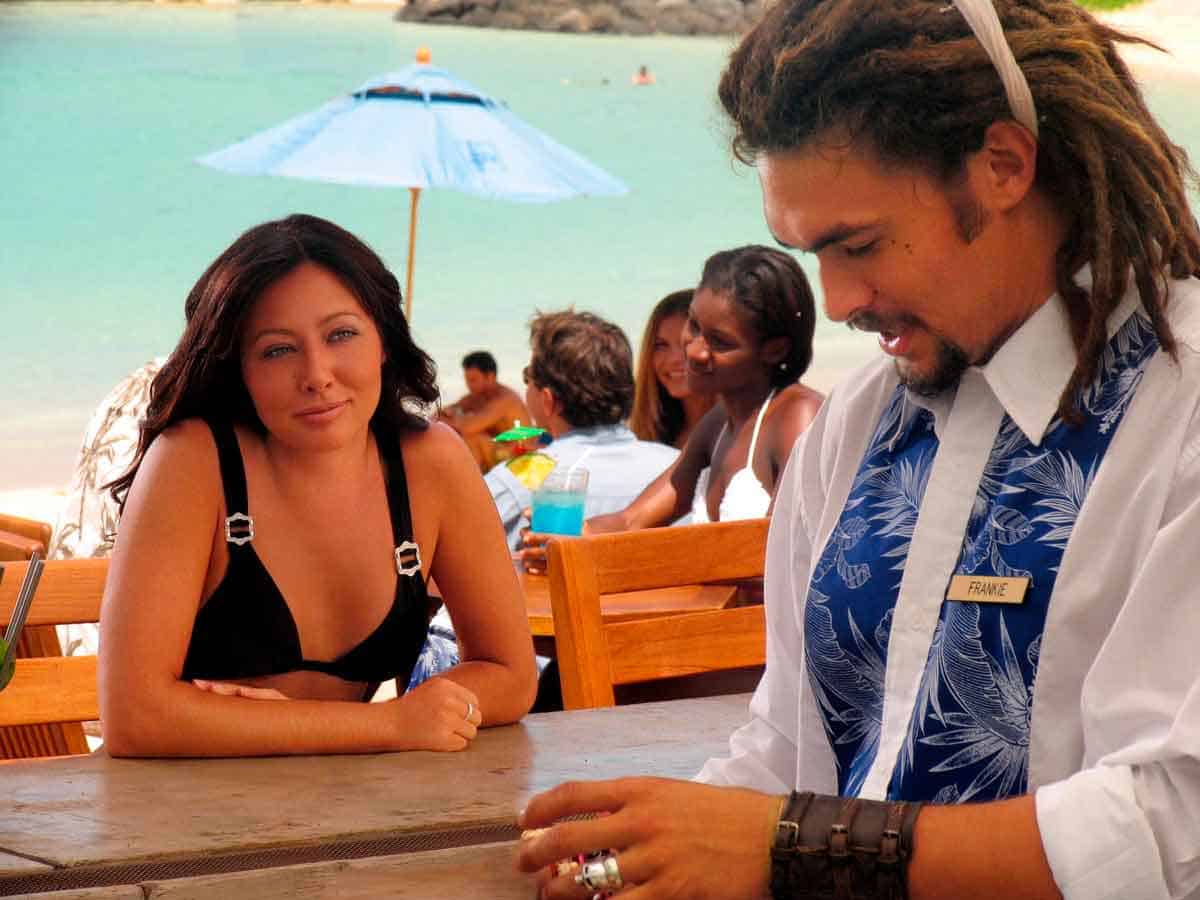 beverly hills, 9021. shannen doherty junto a jason momoa