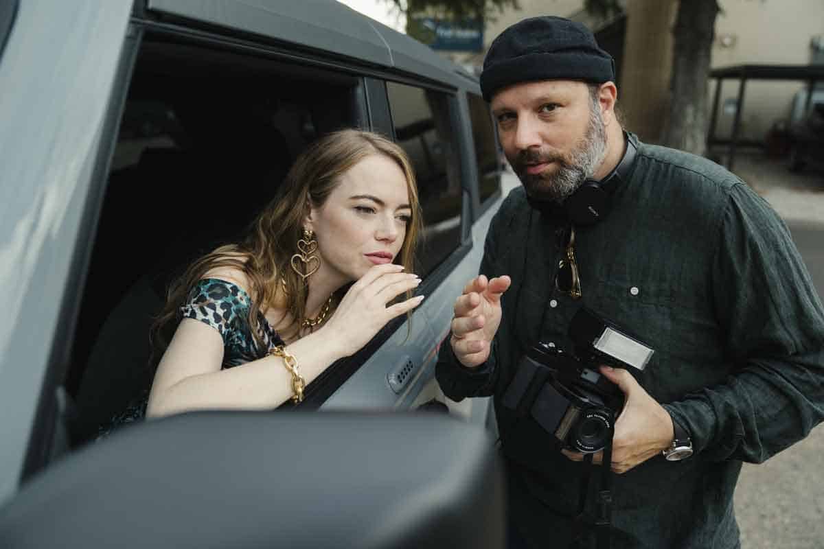 ¿Dónde y cuándo ver online Kinds of Kindness? kinds of kindness - emma stone junto al director de la película yorgos lanthimos