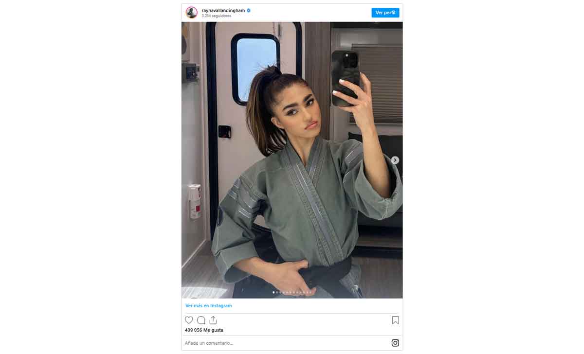 rayna vallandingham celebra su debut en cobra kai