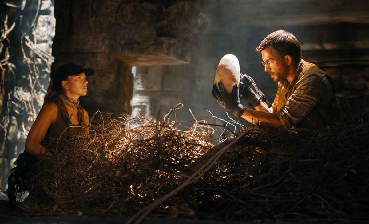 scarlett johansson y jonathan bailey en jurassic world el renacer