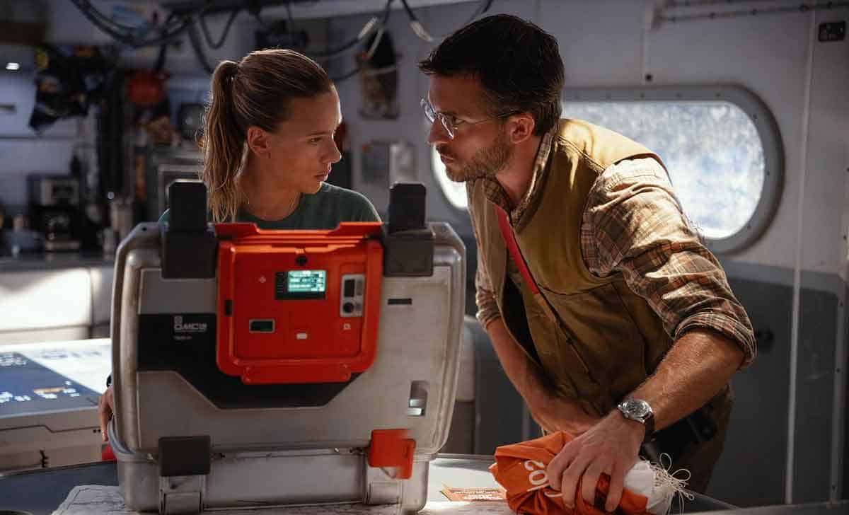 scarlett johansson y jonathan bailey en jurassic world el renacer (2025)